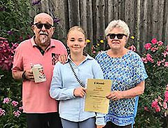 Familie Zeller mit Urkunden und Bierkrug als Geschenk